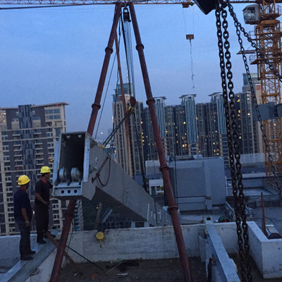 建筑安裝工程 總重28噸擦窗機的起重、高空與扒桿吊裝技術(shù)解析